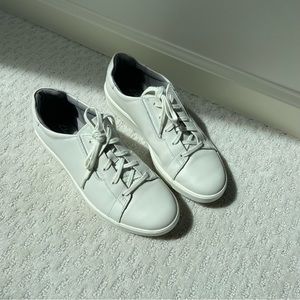 Gently used Women’s White Sneaker | size US W8.5 | Clark’s, leather w/ comfort